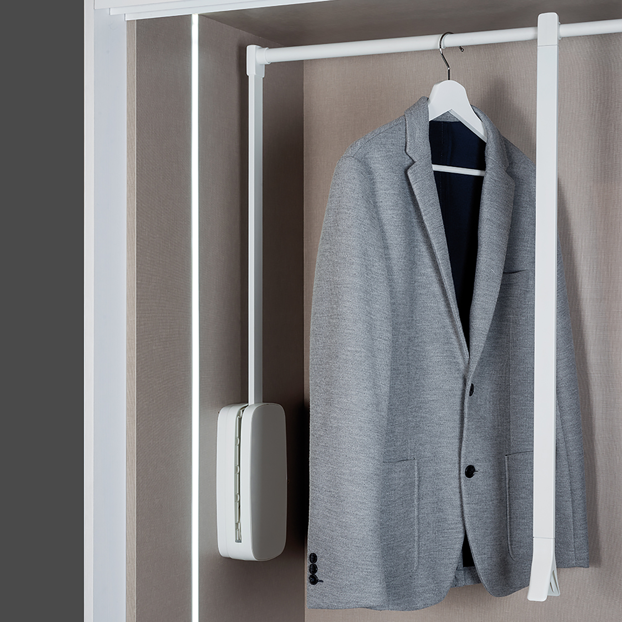 Emuca Colgador abatible para armario Sling, 600 - 830, Plstico blanco, Acero y Plstico