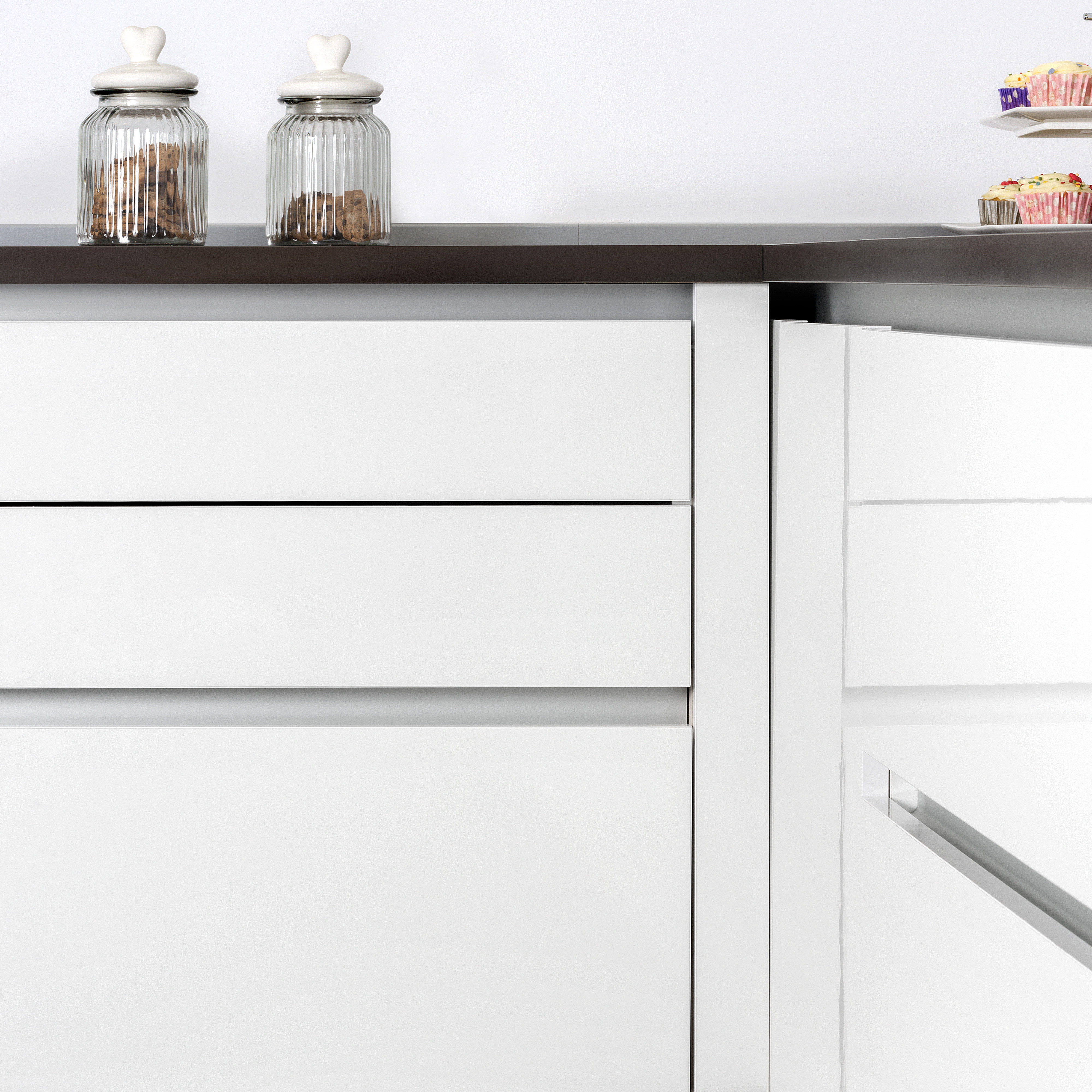 Emuca Kit de perfil Gola central para muebles de cocina, Pintado blanco, Aluminio