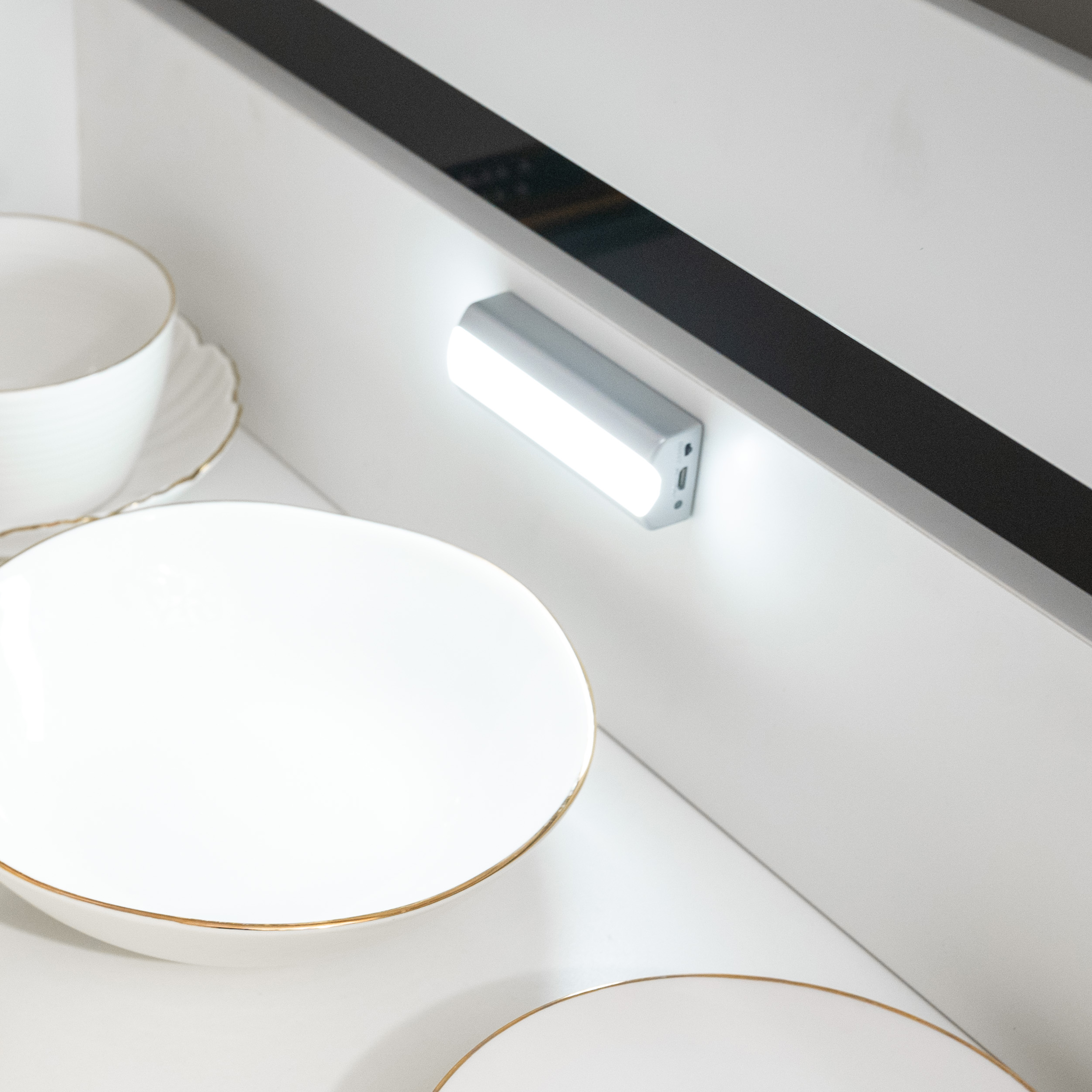 Emuca Luz LED recargable por USB Rigel para interior cajones con sensor de vibracin, 1 W, Pintado aluminio, Plstico