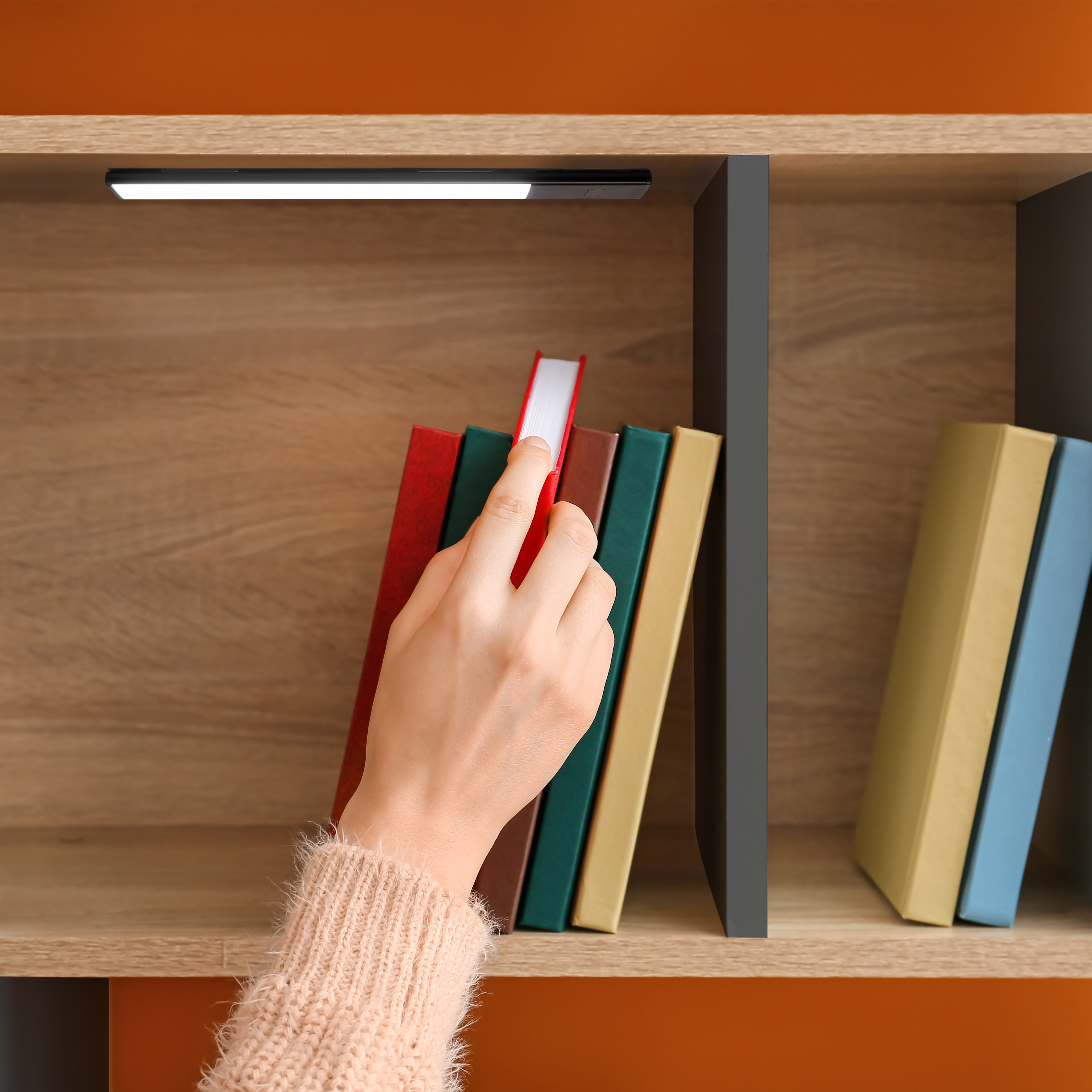 Emuca Aplique LED recargable por USB Kaus Black con sensor tctil de proximidad, 600mm, Pintado negro, Plstico y Aluminio